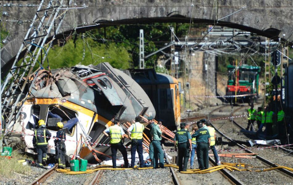 Tren descarrilado en España iba a 118 km/h por vía de máximo 30 km/h; cuatro muertos y 49 heridos
