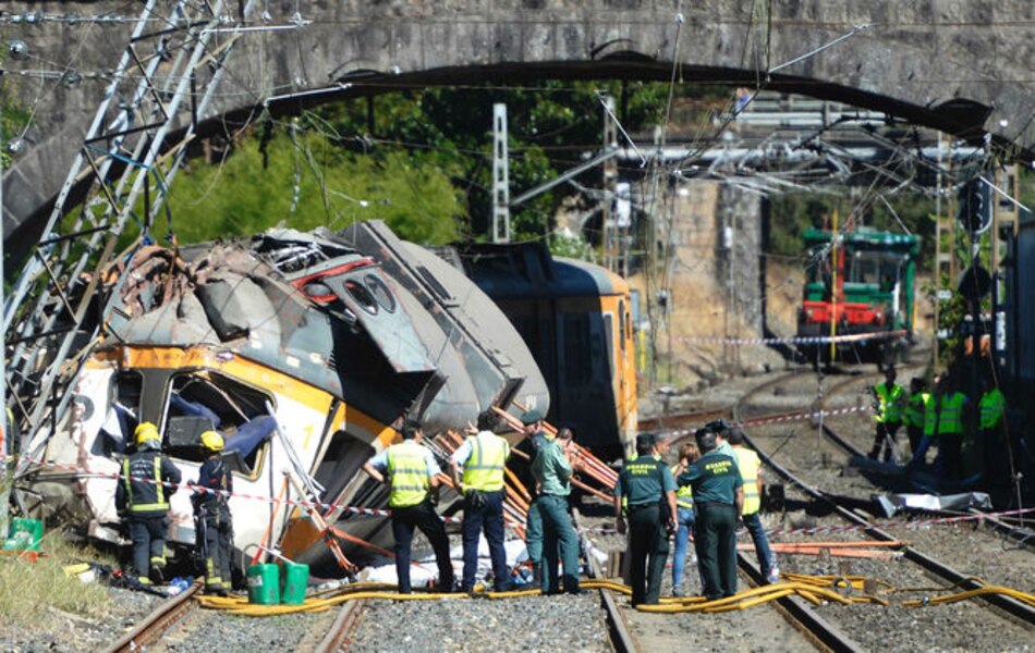 Tren descarrilado en España iba a 118 km/h por vía de máximo 30 km/h; cuatro muertos y 49 heridos