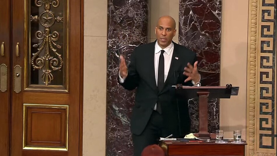 Senador demócrata Cory Booker bate el récord del Senado con un discurso de más de 25 horas contra Trump
