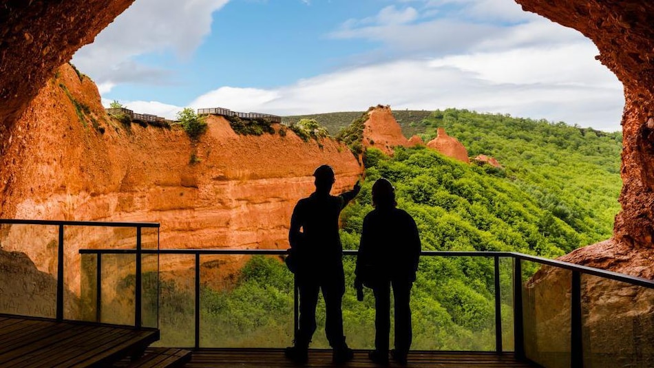 La fascinante historia de Las Médulas, la mina a cielo abierto más grande del Imperio romano que marcó un hito de la ingeniería antigua