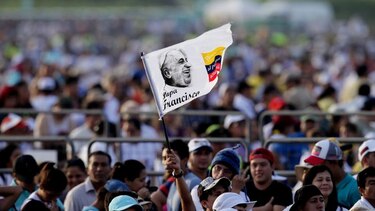 ‘Les doy mi bendición y no voy a cobrar nada’, bromea el Papa