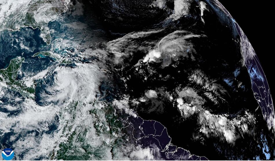 La tormenta Rafael se convierte en un huracán rumbo a las Islas Caimán y Cuba