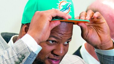 Ndamukong Suh firma acuerdo con los Dolphins