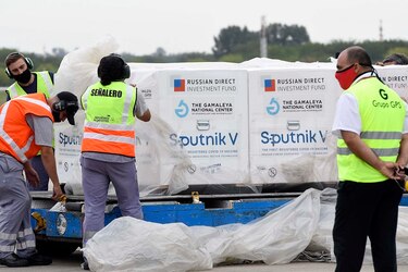 Bolivia recibe su primer lote de 20,000 vacunas rusas
