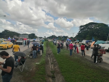 Docentes marchan hacia la Defensoría, que pide un pronto retorno a clases