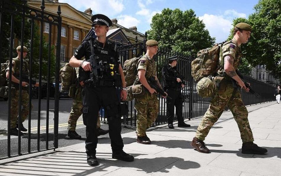 Policía arresta a tres hombres en Mánchester e investiga al suicida