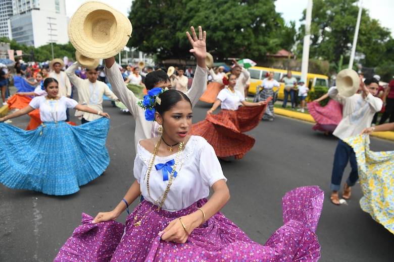 Con un colorido desfile se celebran los 505 años de la ciudad de Panamá