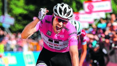 Tom Dumoulin se impone y se aleja en el Giro