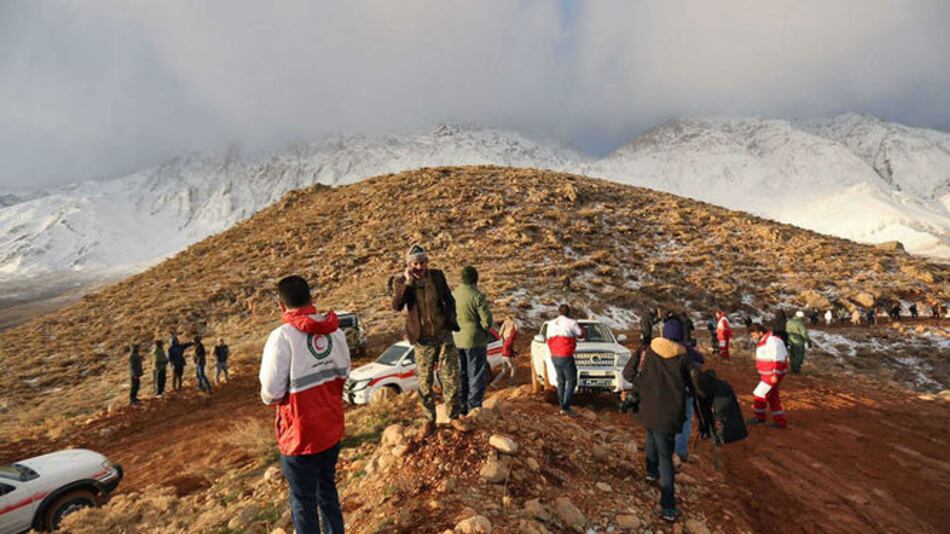 Rescatistas encuentran el avión estrellado en Irán