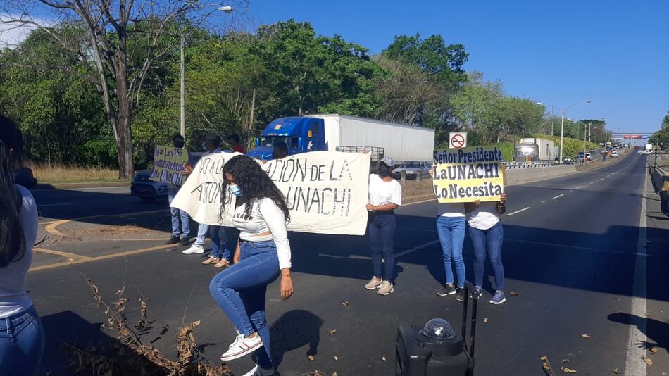 Alumnos de la Unachi cierran la Interamericana y exigen presencia de Cortizo