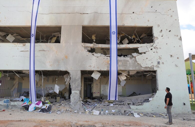 Irán e Israel intercambian golpes sin precedentes y se acercan a una guerra abierta