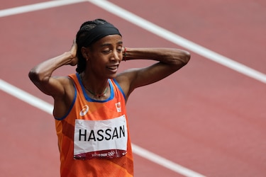 Sifan Hassan se cae en serie de 1,500 metros en Tokio-2020, se recupera y clasifica de manera espectacular
