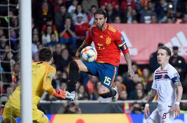 España e Italia ganan sin convencer en debut de eliminatorias a Eurocopa-2020
