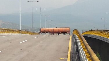 Militares venezolanos bloquean un puente fronterizo con Colombia, denuncia la oposición