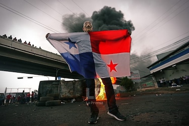 Sigue el bloqueo de la Interamericana en Santiago; ya son tres los vehículos de la Policía vandalizados