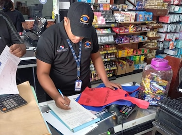 Las multas impuestas a comercios por anomalías en bolsas reutilizables ascienden a $4,300