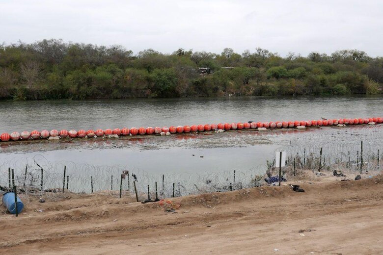 Por qué Estados Unidos está pintando de negro el muro fronterizo con México