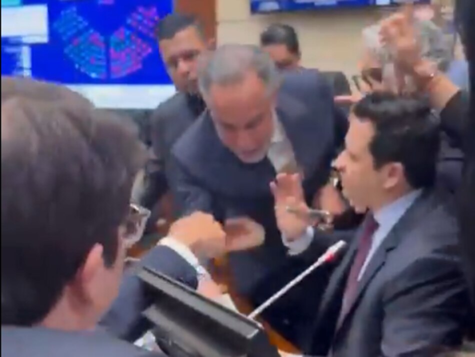 Manoteos y gritos: Senado colombiano deniega la consulta popular de Petro; Benedetti reclama