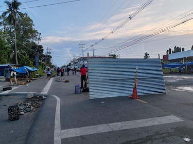 Siguen los cierres en Changuinola; vehículo resultó calcinado