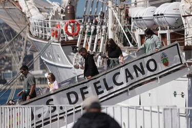 Largas filas en Valparaíso para visitar el buque Elcano, donde viaja la princesa Leonor