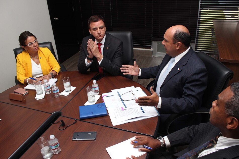 Contraloría y Meduca se proponen agilizar el pago de $48 millones adeudados a docentes y contratistas