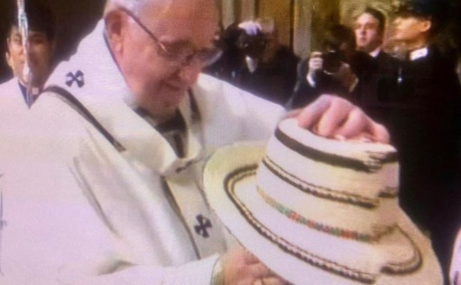 Dos niños panameños acompañan al papa en la Basílica de San Pedro