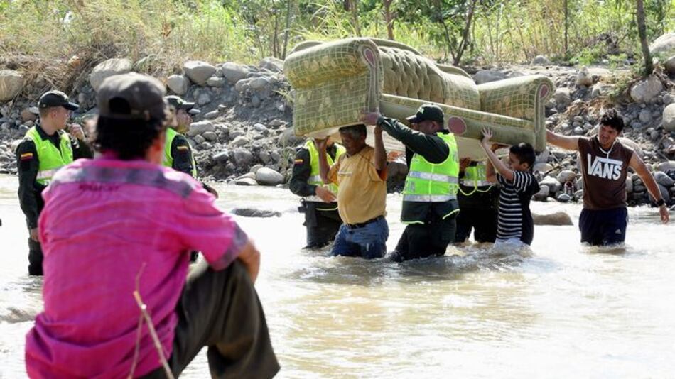 Venezolanos viajan en canoa para superar cierre fronterizo