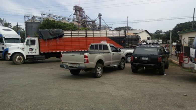 Los Santos: Arroceros y camioneros protestan por falta de espacio para almacenar el grano