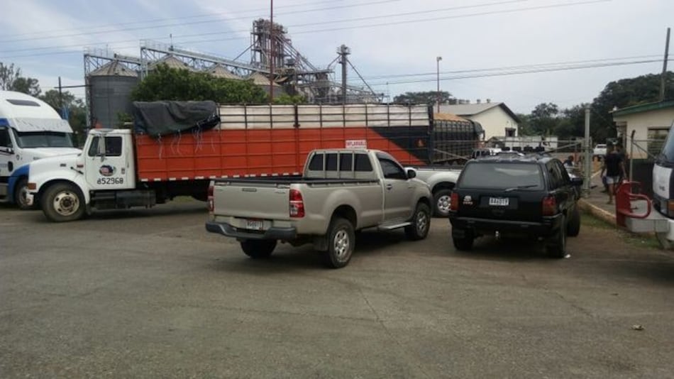 Los Santos: Arroceros y camioneros protestan por falta de espacio para almacenar el grano