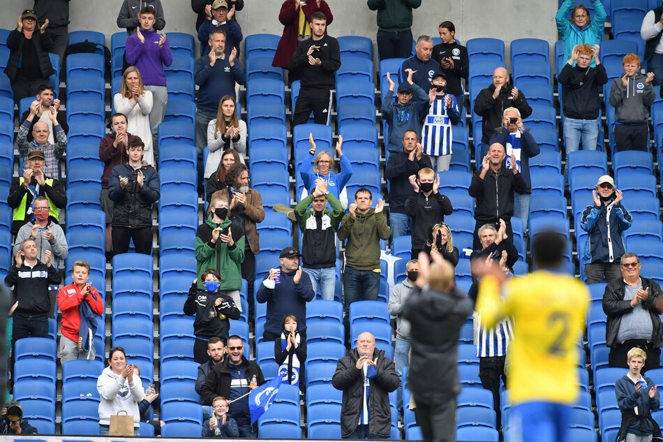 Aficionados al fútbol regresan al estadio en Inglaterra en un partido amistoso entre Brighton y Chelsea