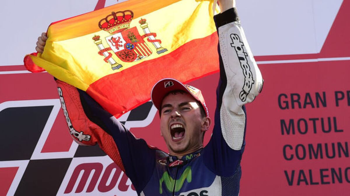 Jorge Lorenzo gana el pulso a Rossi en Valencia y logra su tercer Mundial MotoGP