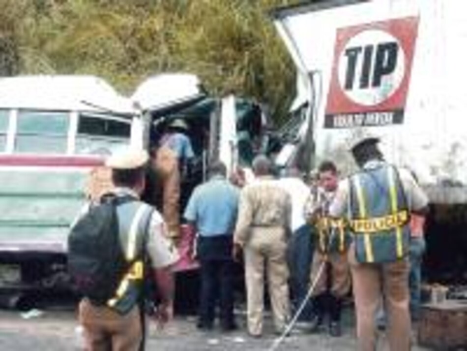 Mueren tres en colisión de autobús