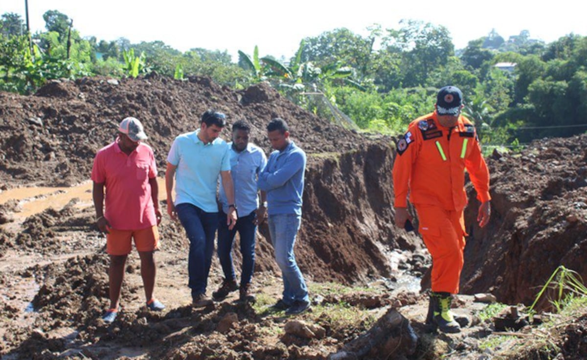 El viceministro del MOP, Erich Velássquez Flors y el director del Sinaproc, José Donderis, inspeccionaron el