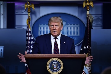 Trump quiere repartir 300 mil millones de dólares sobrantes a los contribuyentes