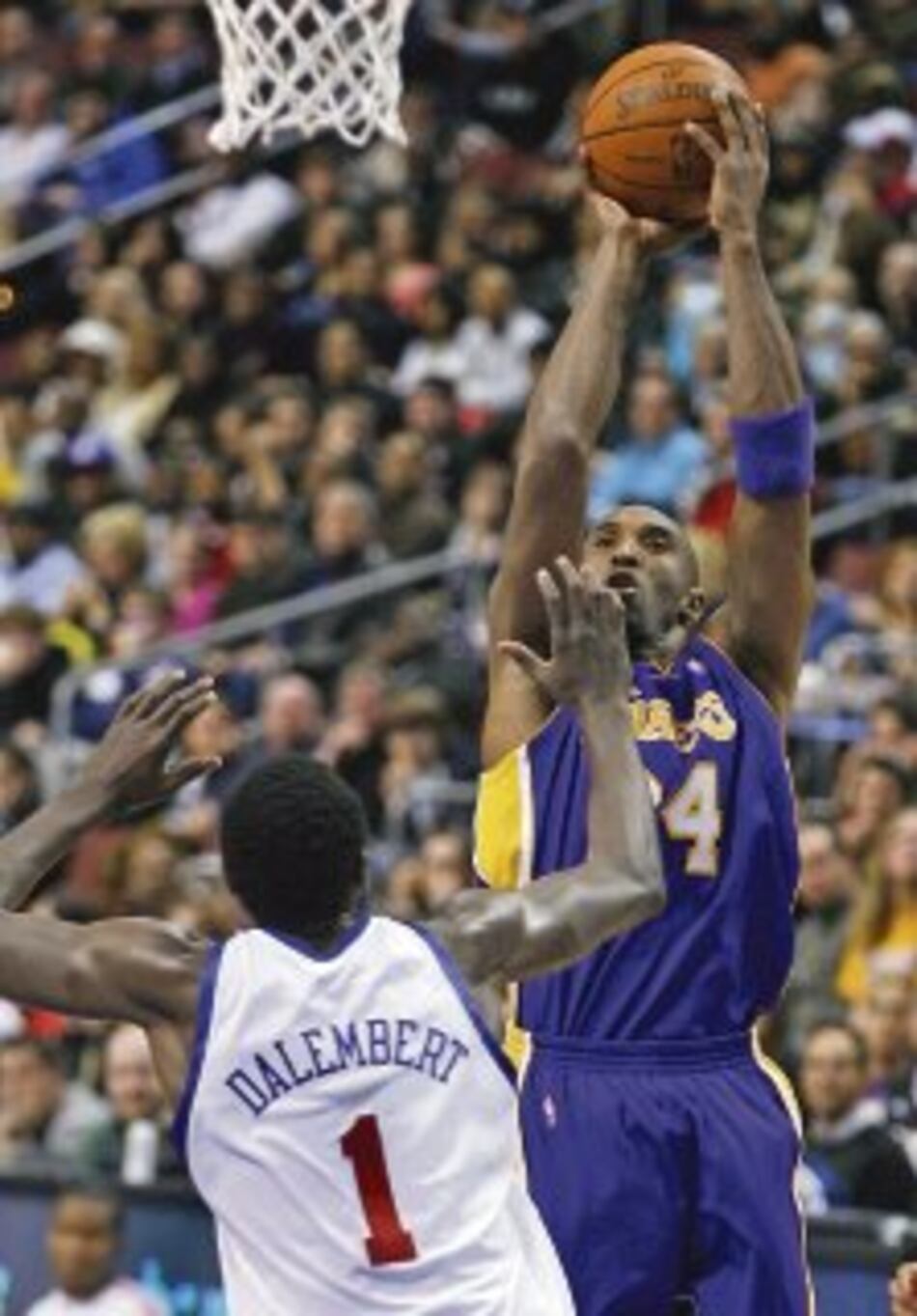 Bryant le gana duelo a Iverson