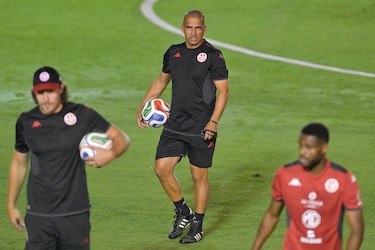 Túnez despide al técnico Sabri Lamouchi después de perder 1-5 contra Suecia