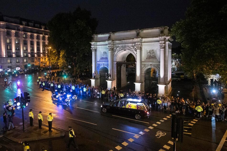 Los restos de Isabel II llegan al palacio de Buckingham