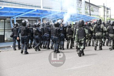 Manifestantes se enfrentan a antimotines en Colón