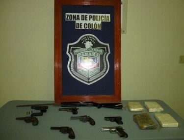 Decomisan cuatro kilos de drogas y nueve armas en Colón