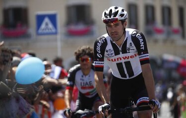Dumoulin arrasa en la crono y le arrebata el liderato a Quintana