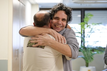 ‘Nos invade la alegría’, familias de los exrehenes israelíes piden no olvidar al resto