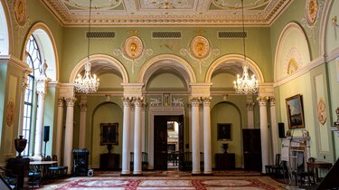 Cómo es el centenario edificio de Londres que guarda 400,000 lingotes de oro, incluyendo numerosos que pertenecen a Venezuela y están en disputa con Reino Unido