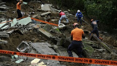 La desesperada búsqueda de una persona tras el derrumbe de tres casas en Nueva Libia