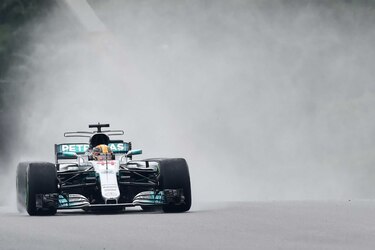 Vettel mete presión a Hamilton en primeros ensayos
