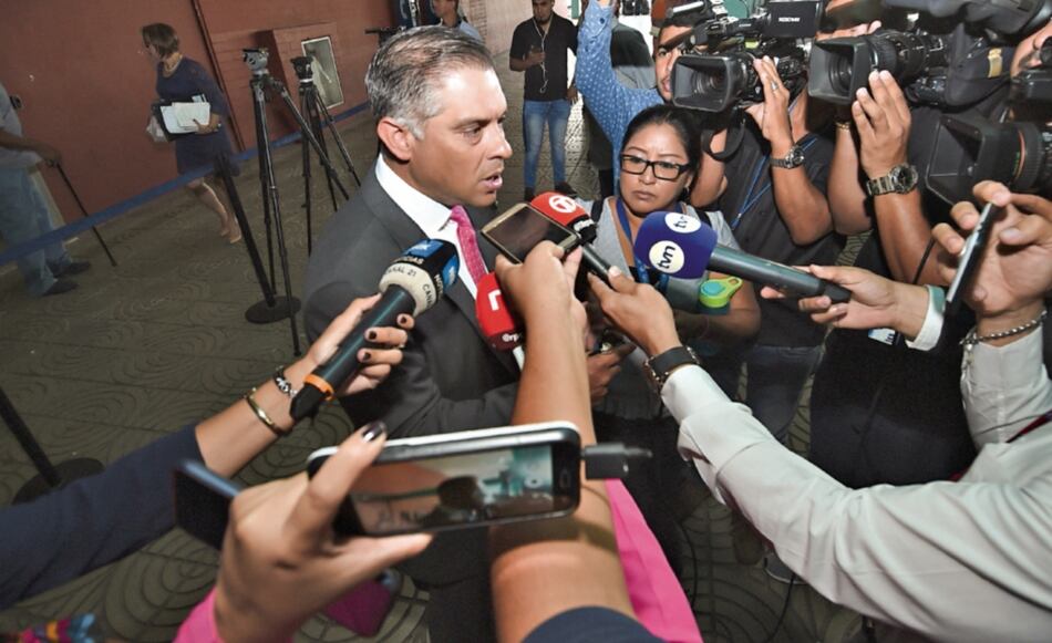 Imputan cargos de peculado y blanqueo a exdiputado Adolfo Valderrama