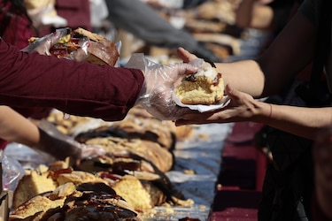 Ciudad de México parte megarrosca de Reyes con 15,000 rebanadas y reparte 250,000 libros