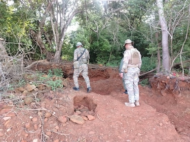 Sorprenden a tres personas presuntamente realizando minería ilegal cerca del lago Alajuela