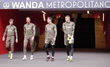 El Atlético de Madrid recibe al Eibar, con el Real Madrid y el Barcelona al acecho