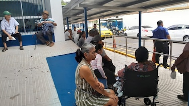 Entre farmacias y plataforma; el recorrido de los pacientes para conseguir sus medicamentos