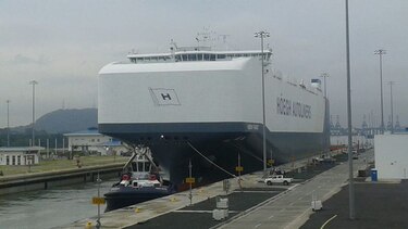 Buque portavehículos más grande del mundo pasa por el Canal de Panamá